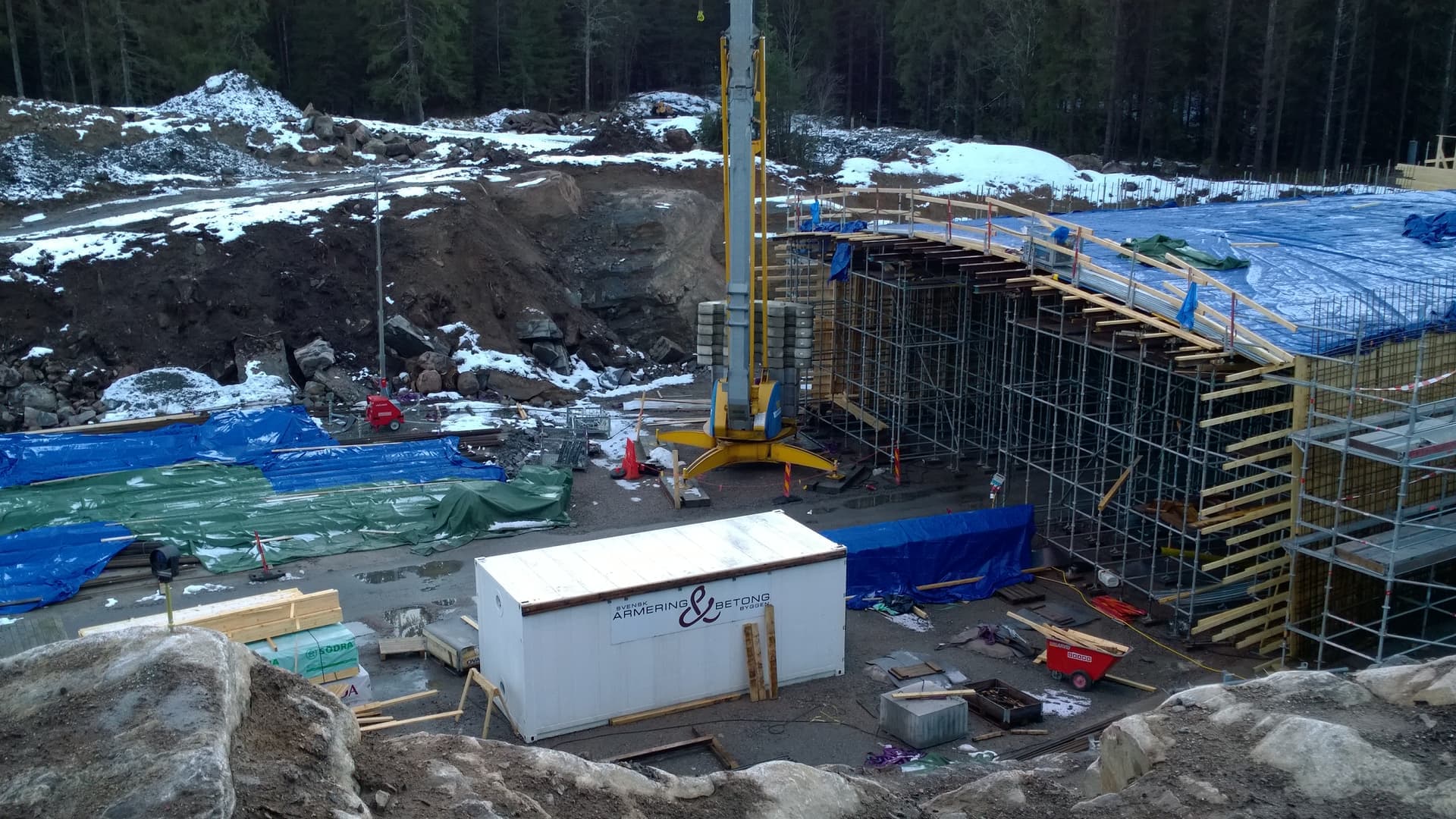 Vägbygge på riksväg 27 med ekodukt under byggnad